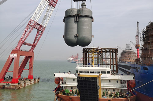 三福首制雙燃料集裝箱船完成LNG液罐吊裝